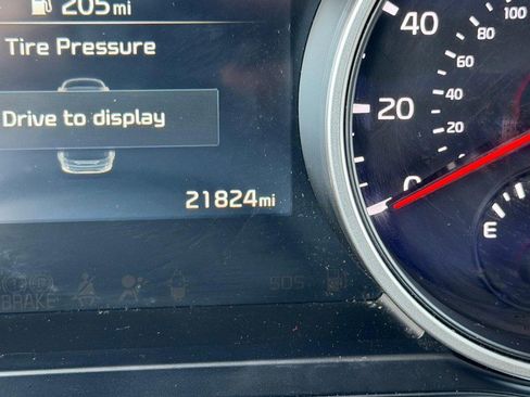 Used 2024 Kia Carnival LX image 21