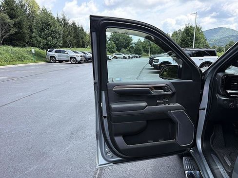 Used 2023 Chevrolet Silverado 1500 High Country w/ Technology Package AWD/4WD image 9