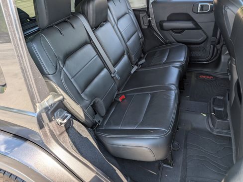 Used 2018 Jeep Wrangler Unlimited Sahara AWD/4WD image 19