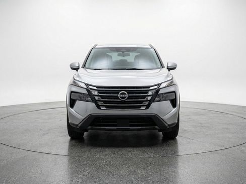 Used 2025 Nissan Rogue SV image 2