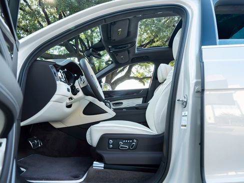 Certified 2025 Bentley Bentayga image 21