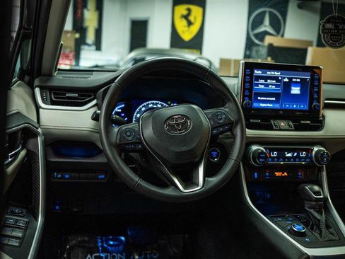 Used 2022 Toyota RAV4 Limited image 18