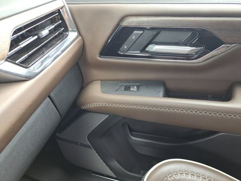 Used 2025 GMC Yukon Denali Ultimate AWD/4WD image 30