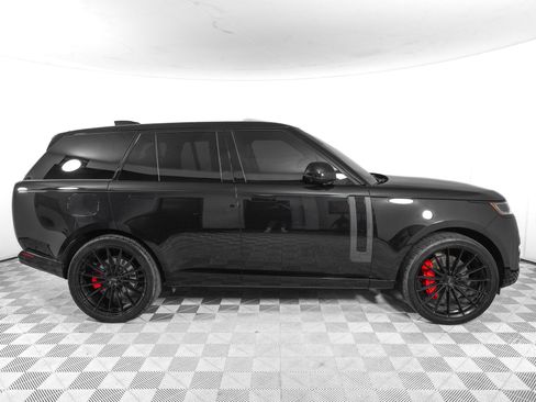 Used 2025 Land Rover Range Rover SE AWD/4WD image 3