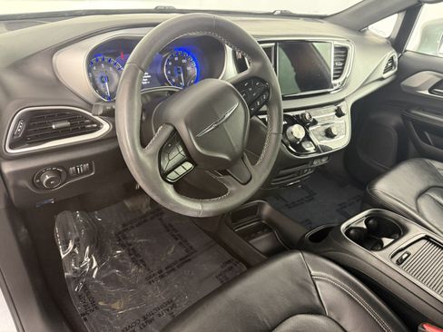 Used 2022 Chrysler Pacifica Touring-L w/ S Appearance Package FWD image 17