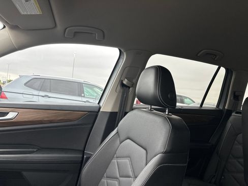 Used 2024 Volkswagen Atlas SE AWD/4WD image 7