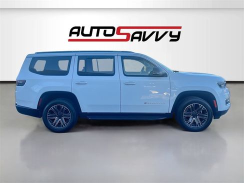 Used 2024 Jeep Wagoneer 4WD w/ Premium Group I image 8