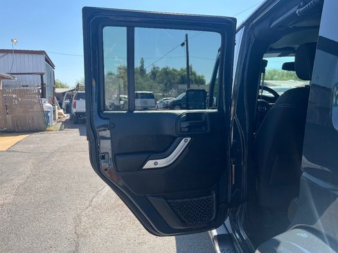Used 2017 Jeep Wrangler Unlimited Sahara w/ Connectivity Group AWD/4WD image 26