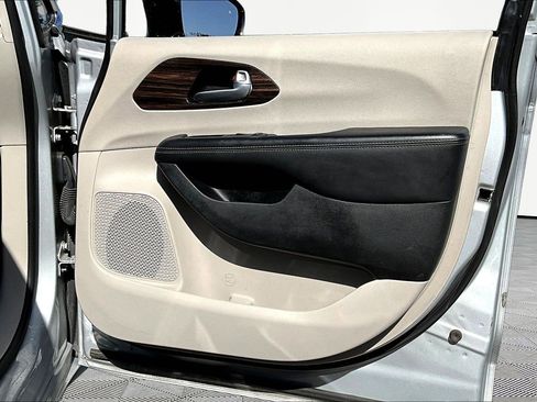 Used 2024 Chrysler Pacifica Limited FWD image 26