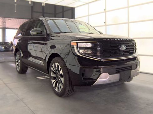 Used 2025 Ford Expedition Platinum w/ Driver's Package AWD/4WD image 2