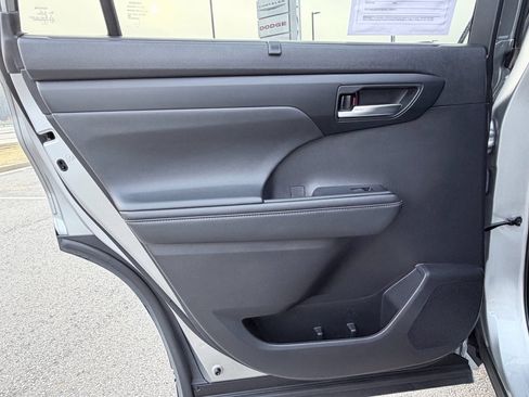 Used 2021 Toyota Highlander XLE image 33