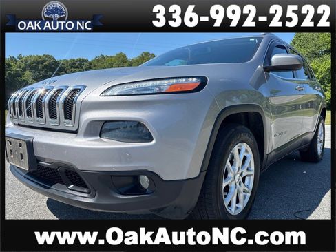 Used 2017 Jeep Cherokee Latitude AWD/4WD image 1