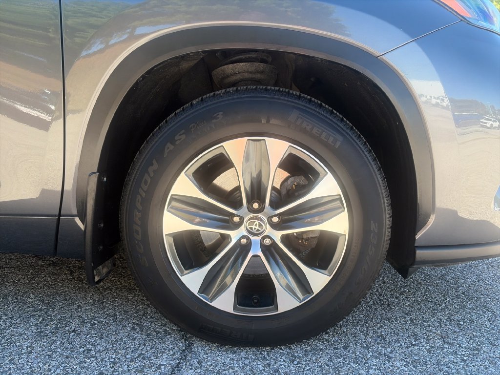 Used 2023 Toyota Highlander XLE AWD/4WD image 50