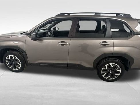 Used 2025 Subaru Forester Premium image 6