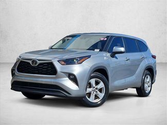 Used 2023 Toyota Highlander LE FWD video 4