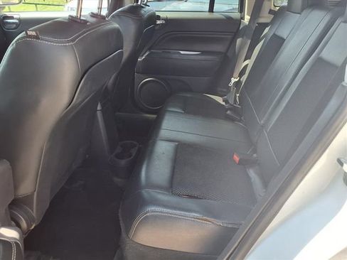 Used 2017 Jeep Compass Latitude FWD image 10