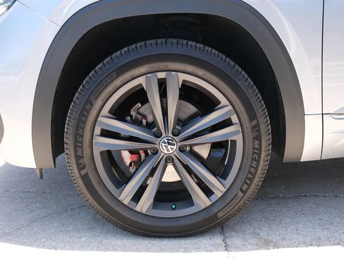 Used 2020 Volkswagen Atlas Cross Sport SE w/ Panoramic Sunroof Package FWD image 18
