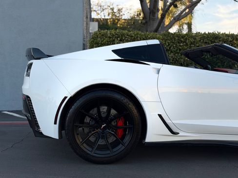 Used 2015 Chevrolet Corvette Z06 w/ Z07 Performance Package image 24