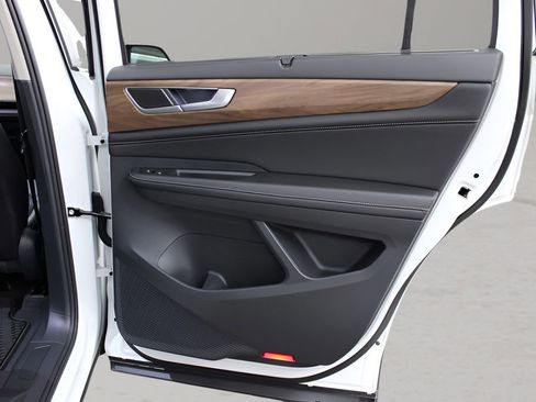 Used 2024 Volkswagen Atlas SE w/ Black Wheel Package FWD image 11