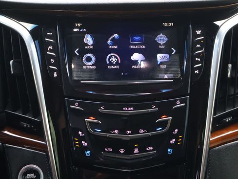 Used 2018 Cadillac Escalade Luxury image 16