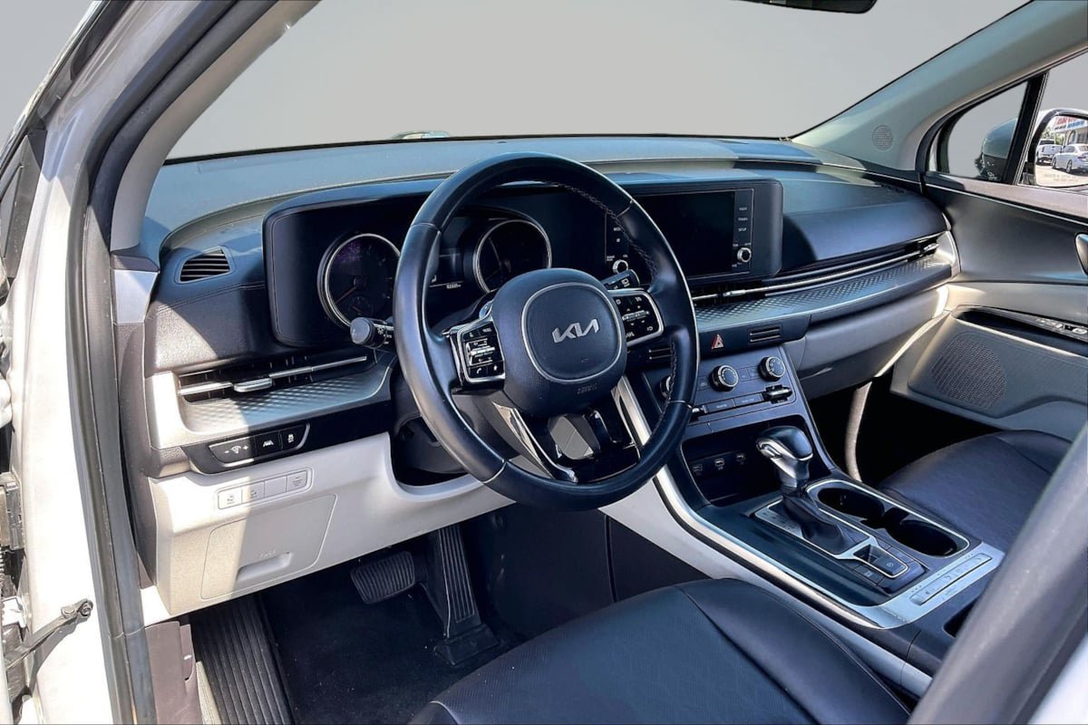 Used 2022 Kia Carnival LX FWD image 14