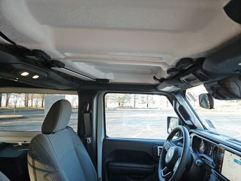 Used 2024 Jeep Wrangler Sport S image 13