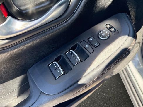 Used 2025 Honda HR-V Sport image 17