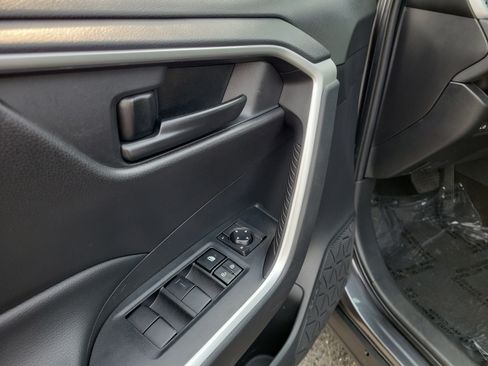Used 2022 Toyota RAV4 LE AWD/4WD image 18