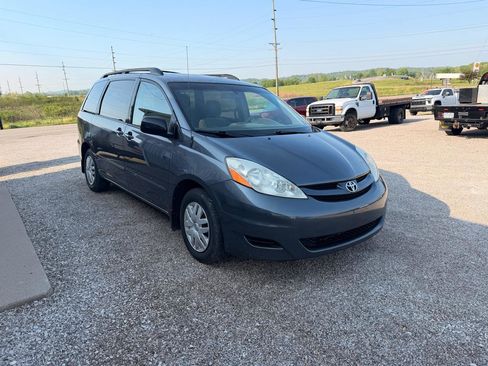 Used 2010 Toyota Sienna CE FWD image 4