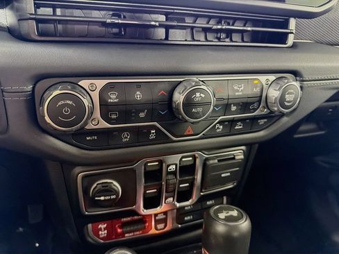 Used 2025 Jeep Wrangler Unlimited Rubicon AWD/4WD image 16