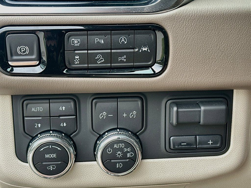 Used 2025 GMC Yukon XL Denali w/ Denali Reserve Package AWD/4WD image 11