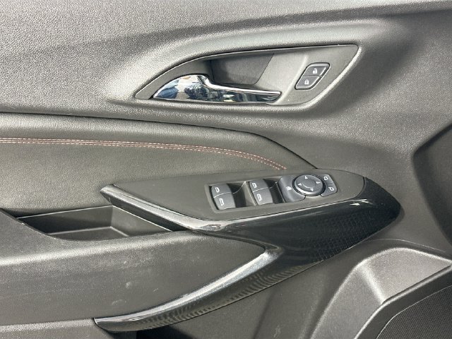 Used 2025 Chevrolet Trax RS w/ Sunroof Package FWD image 24