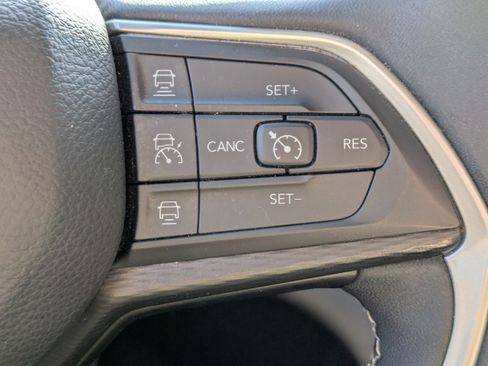 Used 2023 Jeep Grand Cherokee L Laredo image 26