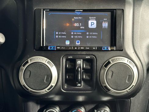 Used 2017 Jeep Wrangler Unlimited Rubicon w/ Connectivity Group image 21