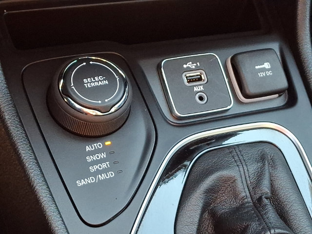 Used 2022 Jeep Cherokee Limited AWD/4WD image 15