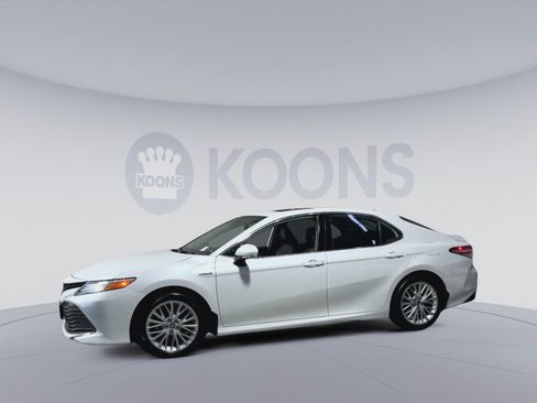 Used 2020 Toyota Camry XLE w/ Sunroof Package image 7