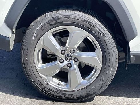 Used 2021 Toyota RAV4 XLE Premium image 13