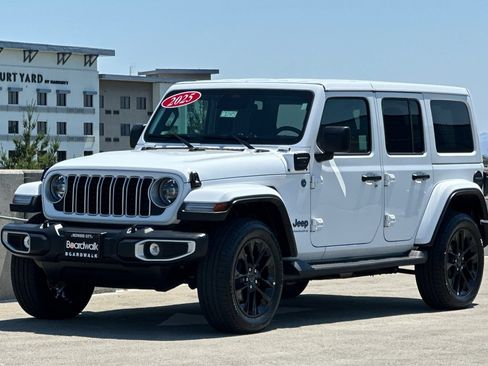 Used 2025 Jeep Wrangler Unlimited Sahara AWD/4WD image 8