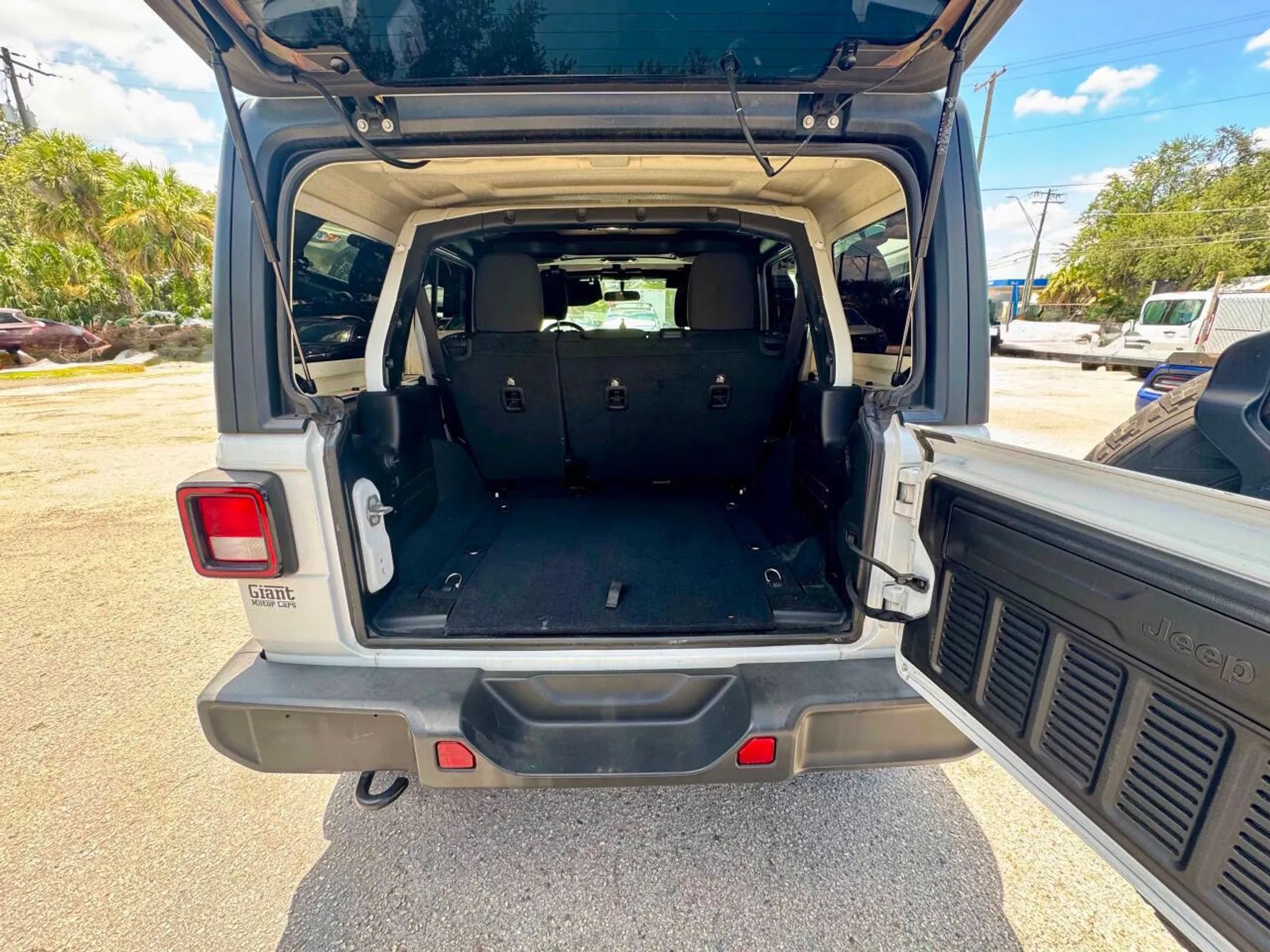 Used 2019 Jeep Wrangler Unlimited Sahara AWD/4WD image 19