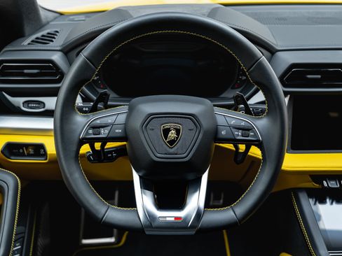 Used 2025 Lamborghini Urus SE AWD/4WD image 47