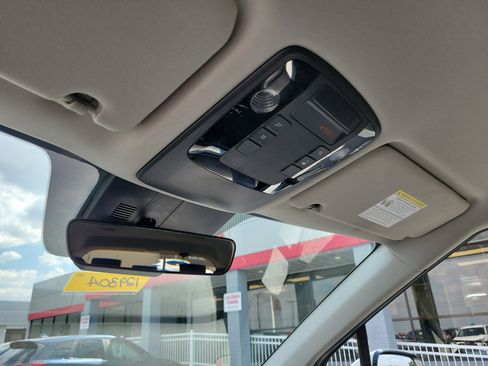 Used 2022 Kia Carnival LX image 30