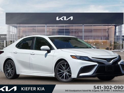 Used 2024 Toyota Camry SE AWD/4WD image 1