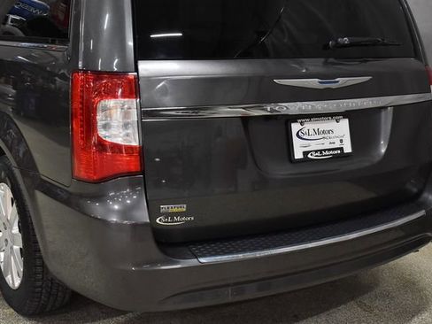 Used 2016 Chrysler Town & Country Touring image 9