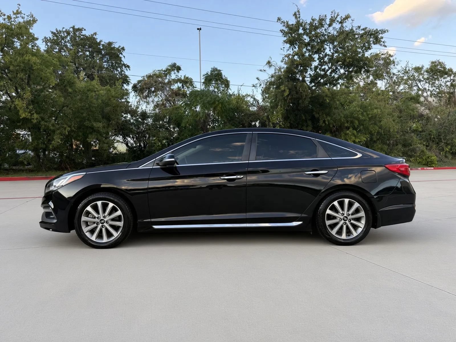 Used 2017 Hyundai Sonata Limited w/ Ultimate Package 04 FWD image 3