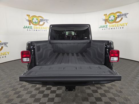 Certified 2025 Jeep Gladiator Sport image 32