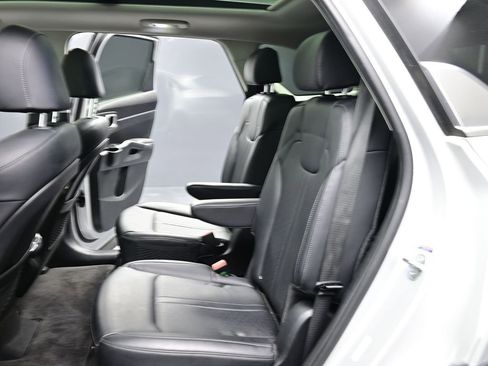 Used 2024 Kia Sorento EX w/ Panoramic Sunroof Package image 17