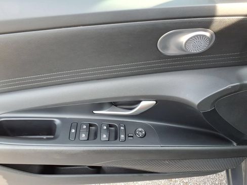 Used 2025 Hyundai Elantra SE FWD image 3
