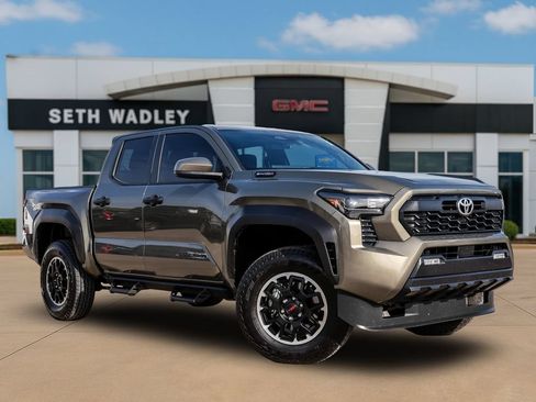 Used 2025 Toyota Tacoma TRD Off-Road AWD/4WD image 1