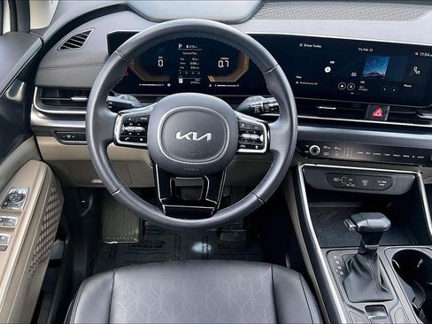 Used 2025 Kia Carnival image 6