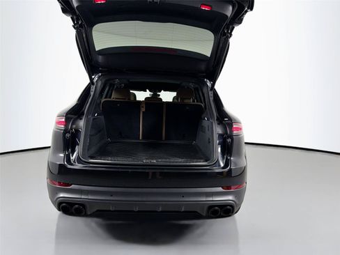 Certified 2022 Porsche Cayenne Platinum Edition w/ Premium Package Plus AWD/4WD image 36